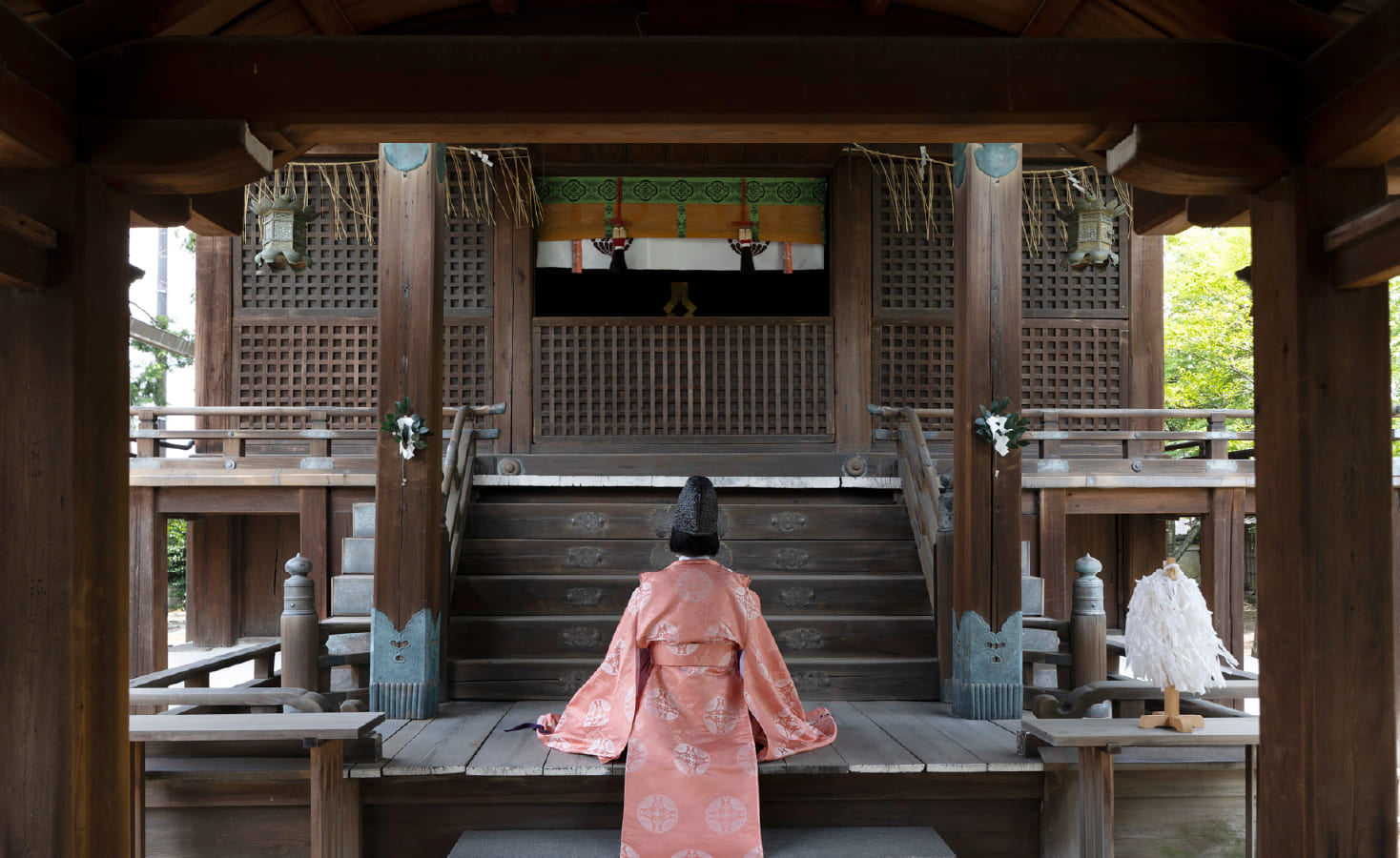 Prayer at Wakamiya Hachimangu Shrine, Kyoto